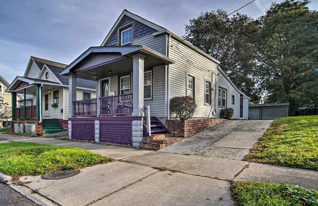 Charming Cleveland Home About 3 Mi To Lake Erie!-1